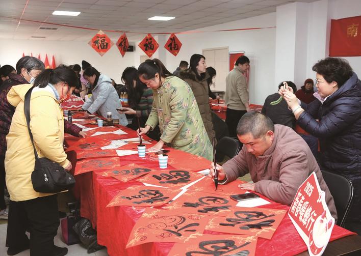 多位書法家走進社區(qū)為居民送福