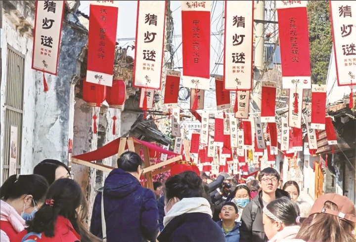 市民齊聚寺街City Walk、搓湯圓、猜燈謎