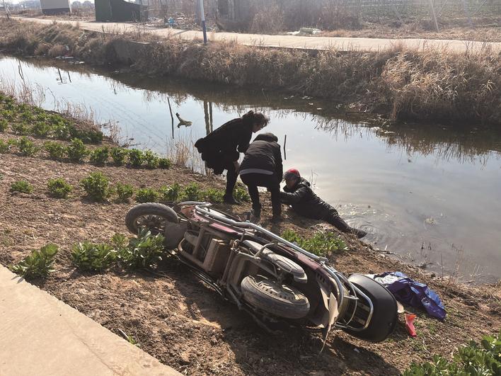 老人騎車不慎落水 村干發(fā)現(xiàn)合力救人